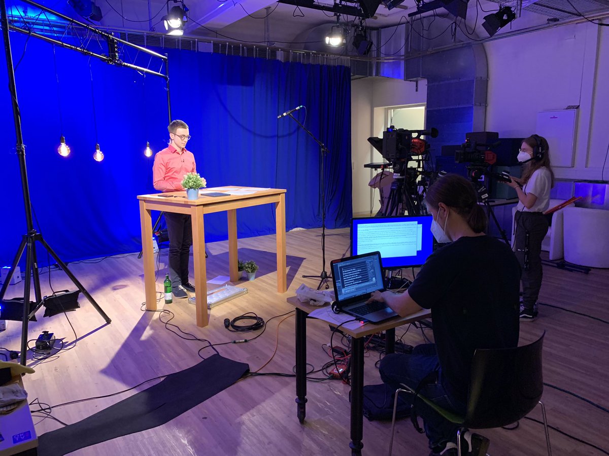 lisafrgng's tweet photo. Gleich geht’s los mit der Veranstaltung „Können Apps Leben retten?“ des @vhs_dachverband 🍿Bei unserem Kooperationspartner @oktv_mainz laufen die Vorbereitungen auf Hochtouren 🎥🎬 Um@19 Uhr einschalten: https://t.co/O4OH6w9WIf https://t.co/SEY4wV4ohl