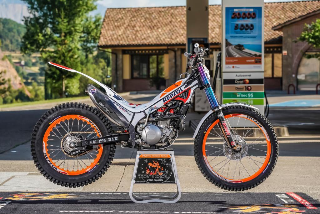 ¡Por fin vuelve el Mundial de <a href="/TrialGP/">TrialGP</a>! Italia acoge este fin de semana la primera cita del campeonato. ¡Mucha suerte al actual campeón del mundo, <a href="/tonibou_oficial/">Toni Bou Oficial</a>, a <a href="/fujigasnet/">TAKAHISA FUJINAMI 藤波貴久</a> y a todo el <a href="/trialteamhrc/">Repsol Honda HRC</a>!