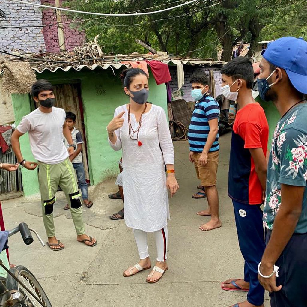 ROUBLENAGI's tweet photo. With my super team today getting ready for Ration Distribution Drive, Mumbai,Haryana & Delhi.Let’s pledge no one sleeps hungry in our reach 🙏🏻
#lifeofservice #RNAFfoodinitiative #teamwork #RationDistributionDrive #slum #help #lesspriviledge #ourpeople #indiafightscoronavirus https://t.co/DwRJYqkyG8