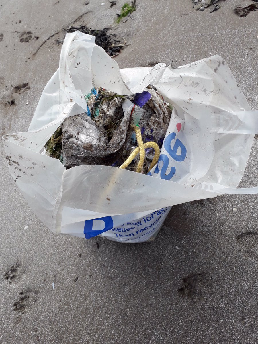 @simon_reeve @campervanliving @2minbeachclean Litter picking today on West Sands beach St Andrews Fife, full carrier bag from water’s edge, crisp bags,masks,gun cartridges, feminine hygiene products, balloons,rope, bags,lids,toys  #IRespectNature