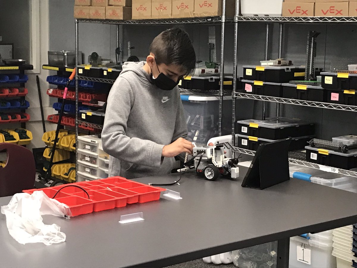 KJtheteach's tweet image. Summer enrichment day 2. Finishing our @LegoEv3Robots builds and beginning to program. #NLMUSD @LosAlisosMS @TmaganaLAM @LosAlisos_AP #kjzkidz #ev3robotics