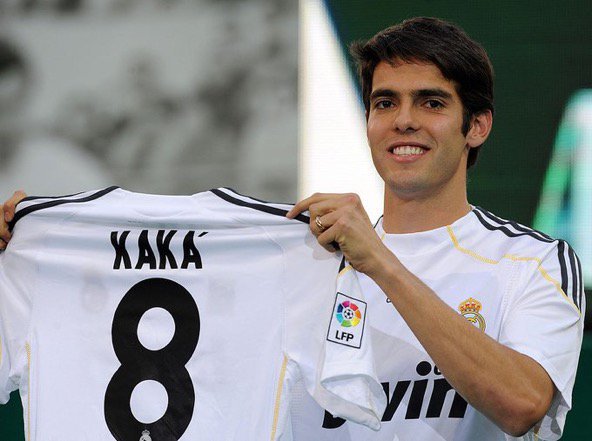في مثل هذا اليوم بعام 2009 >> وقع نجم ميلان ريكاردو كاكا لنادي ريال مدريد مقابل 67 مليون يورو ✍️✅