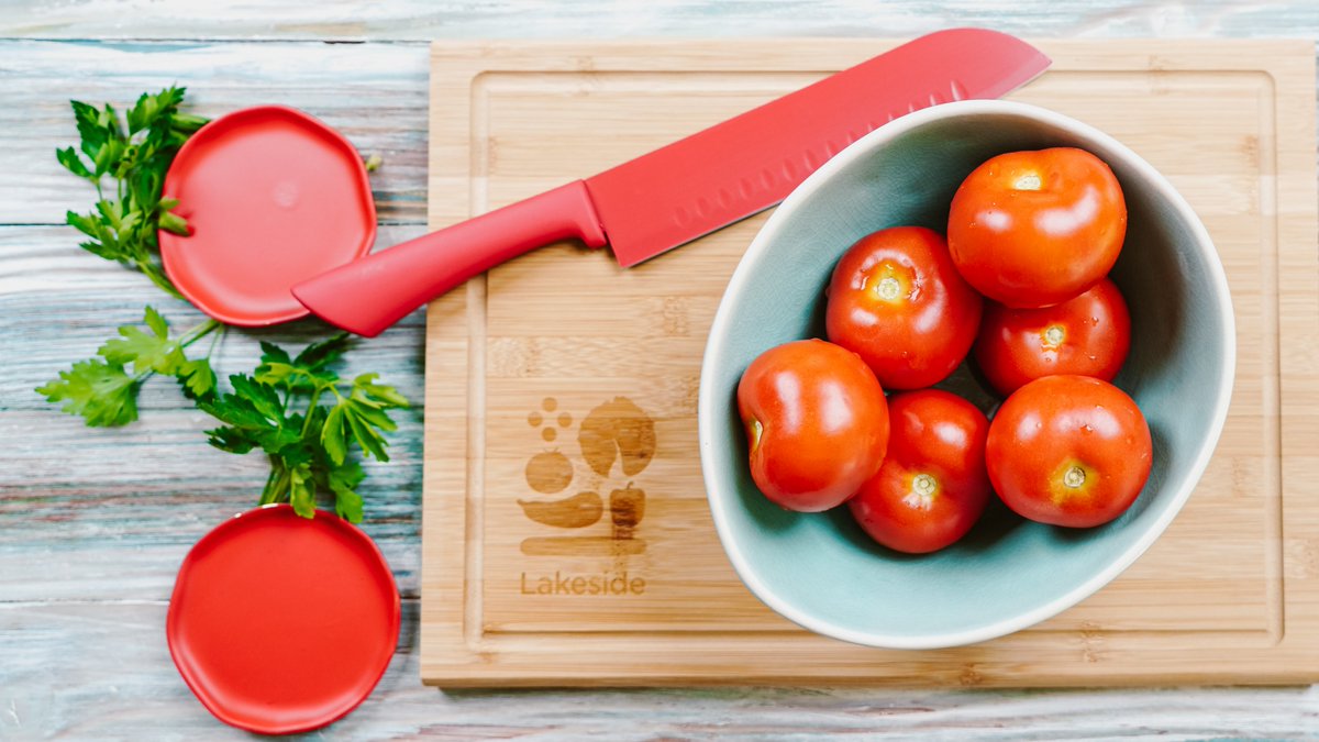 #TomatoTuesday 🍅

"The tomato offers its gift of fiery color and cool completeness!"
- Pablo Neruda 

#FreshProduce #GreenhouseGrown #Greenhouse #Tomato #CanadianAgriculture