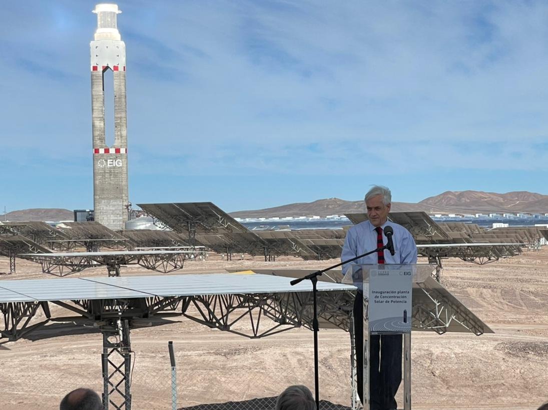 20182022Archivo's tweet photo. AHORA – El Pdte @sebastianpinera, acompañado por los ministros @JCJobet y @CarolaSchmidtZ, inaugura #CerroDominador, el primer complejo de Latinoamérica que incluye energía termosolar y fotovoltaica. #MásEnergíaLimpia https://t.co/nD4DqKOMuu