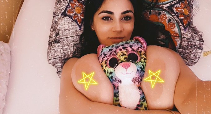 Say Hi to my friend😜😜😜🥰  https://t.co/rSpbMmRkek https://t.co/oJAM8yDf9H