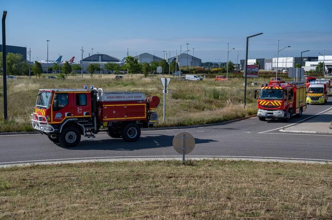 sdis31officiel's tweet photo. 🚨 Hier matin, un convoi exceptionnel de 🚒 2 #VSAV, 1 #FPTSR, 1 #CCF, 1 #VTUTP, 1 #VL, 1 #VLTT, 1 #VPCE, 1 #VF, 1 #CEGC, 1 #CEMUL a rejoint le nouveau centre de secours d’Aussonne dont l'ouverture est prévue le 15 juin !
➡️https://t.co/iE1ikJROGO https://t.co/eiCfWAk4VY