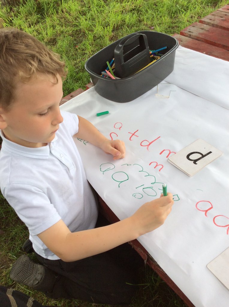 EYFSlove2learn's tweet photo. Enjoying some phonics practice in the shade under the tree. @KingsHeathPri @khpa_s @KHPAMissA https://t.co/gEbjZ8ESy4