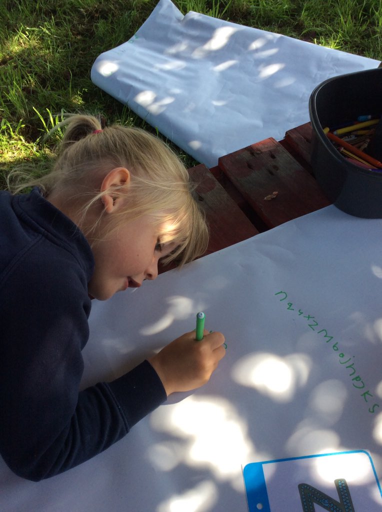 EYFSlove2learn's tweet photo. Enjoying some phonics practice in the shade under the tree. @KingsHeathPri @khpa_s @KHPAMissA https://t.co/gEbjZ8ESy4