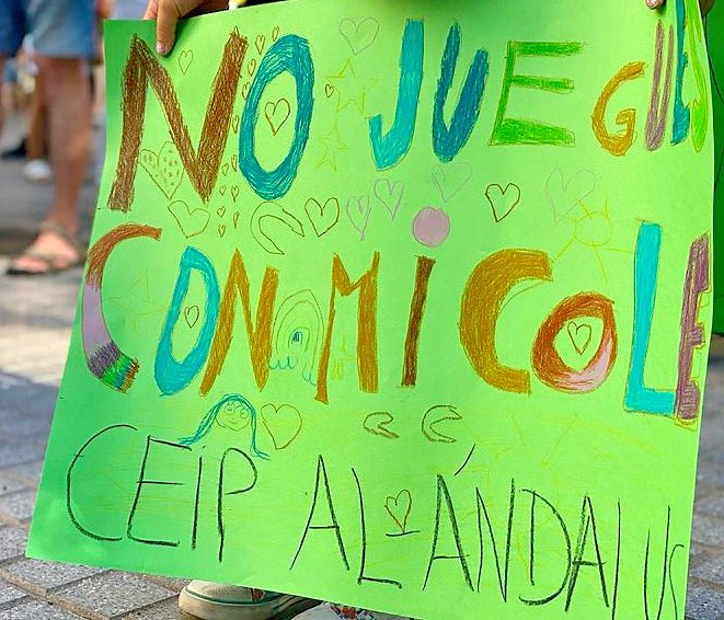 AmpaAndalus's tweet photo. Mientras la @JuntaCordoba @javierimbroda @inmaculadatronc @ppandaluz siguen vendiendo humo con juegos disuasorios y recortando únicamente líneas de la escuela pública, los colegios salimos a defender la educación que queremos para nuestrxs niñxs. https://t.co/DnKihC2xiu