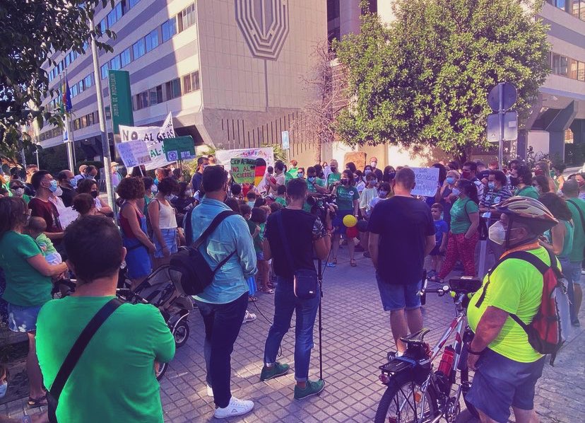 AmpaAndalus's tweet photo. Mientras la @JuntaCordoba @javierimbroda @inmaculadatronc @ppandaluz siguen vendiendo humo con juegos disuasorios y recortando únicamente líneas de la escuela pública, los colegios salimos a defender la educación que queremos para nuestrxs niñxs. https://t.co/DnKihC2xiu