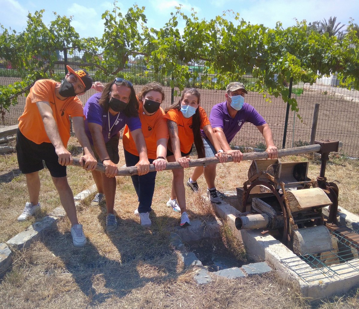 GrupAnimat1's tweet image. ¡Vaya día chulo hemos pasado hoy en @plantaicull ! 😍

Nos hemos convertido en agricultores/as, hemos alimentado a las gallinas, hecho horchata, sacado agua con una noria y aprendido un montón de cosas sobre la vida en la huerta 🍅🌱🐥🥛

#Animat_Style #NaranjayMorado #Excursion