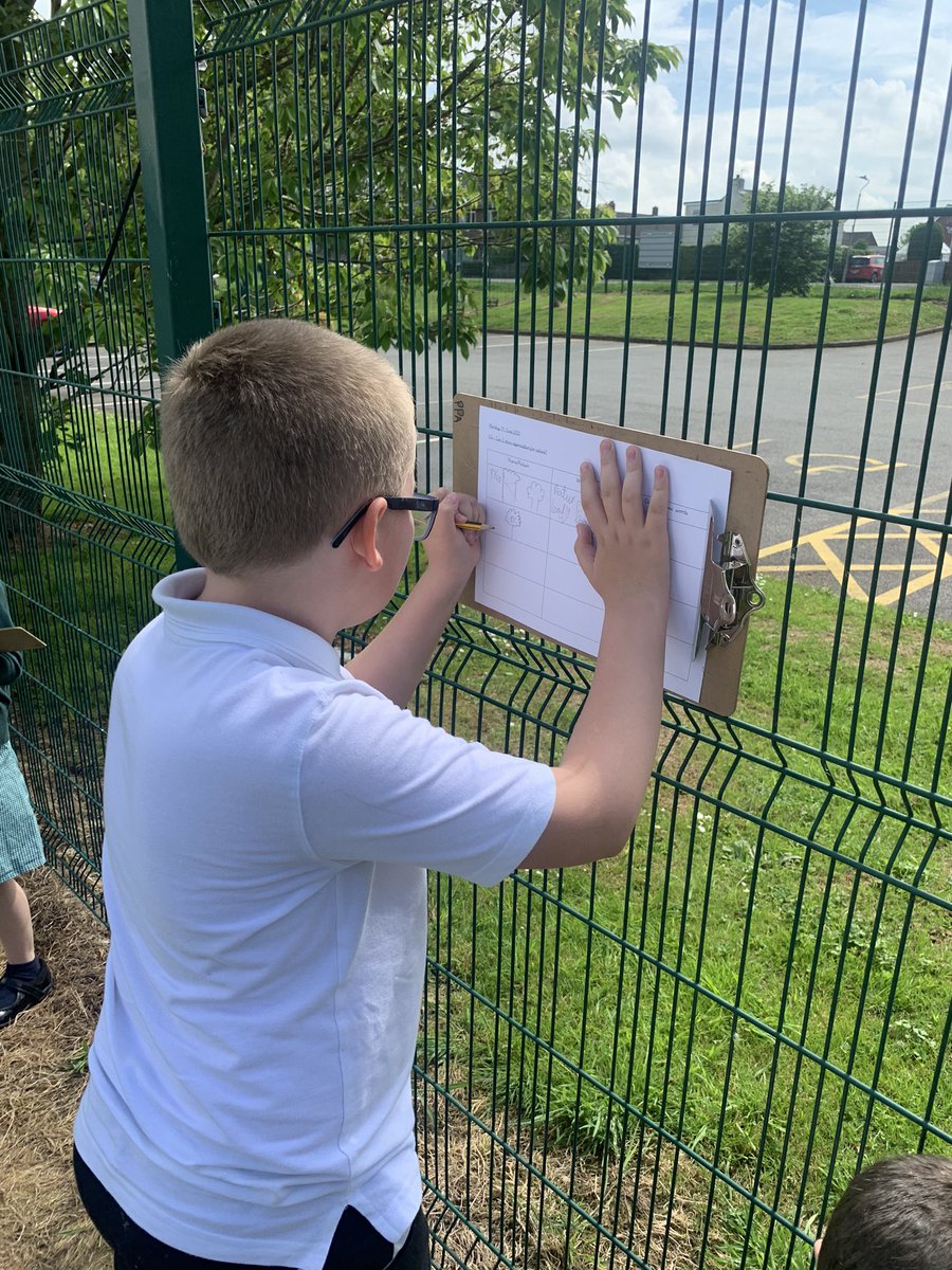 Y3LaceyField's tweet photo. Yesterday, Year 3 thought about all the things in nature that they are grateful for 💛 we found some beautiful things in our school grounds and thought of some wonderful vocabulary to describe what we saw! 🐝🐞🌳🌸 https://t.co/qfyrMs3O8j
