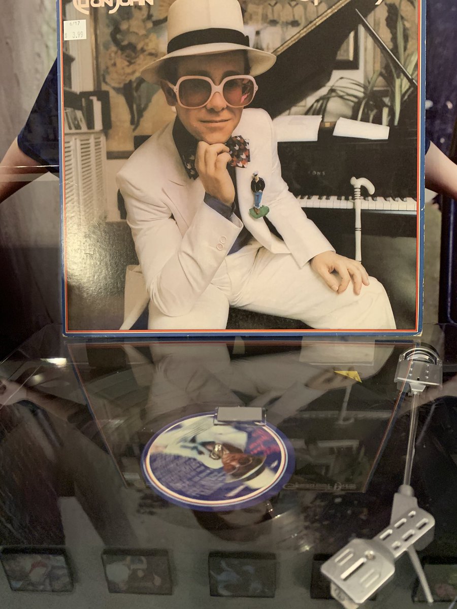RadioPromoRose's tweet photo. Vintage vibes while doing house work. https://t.co/9VI6kBCV44