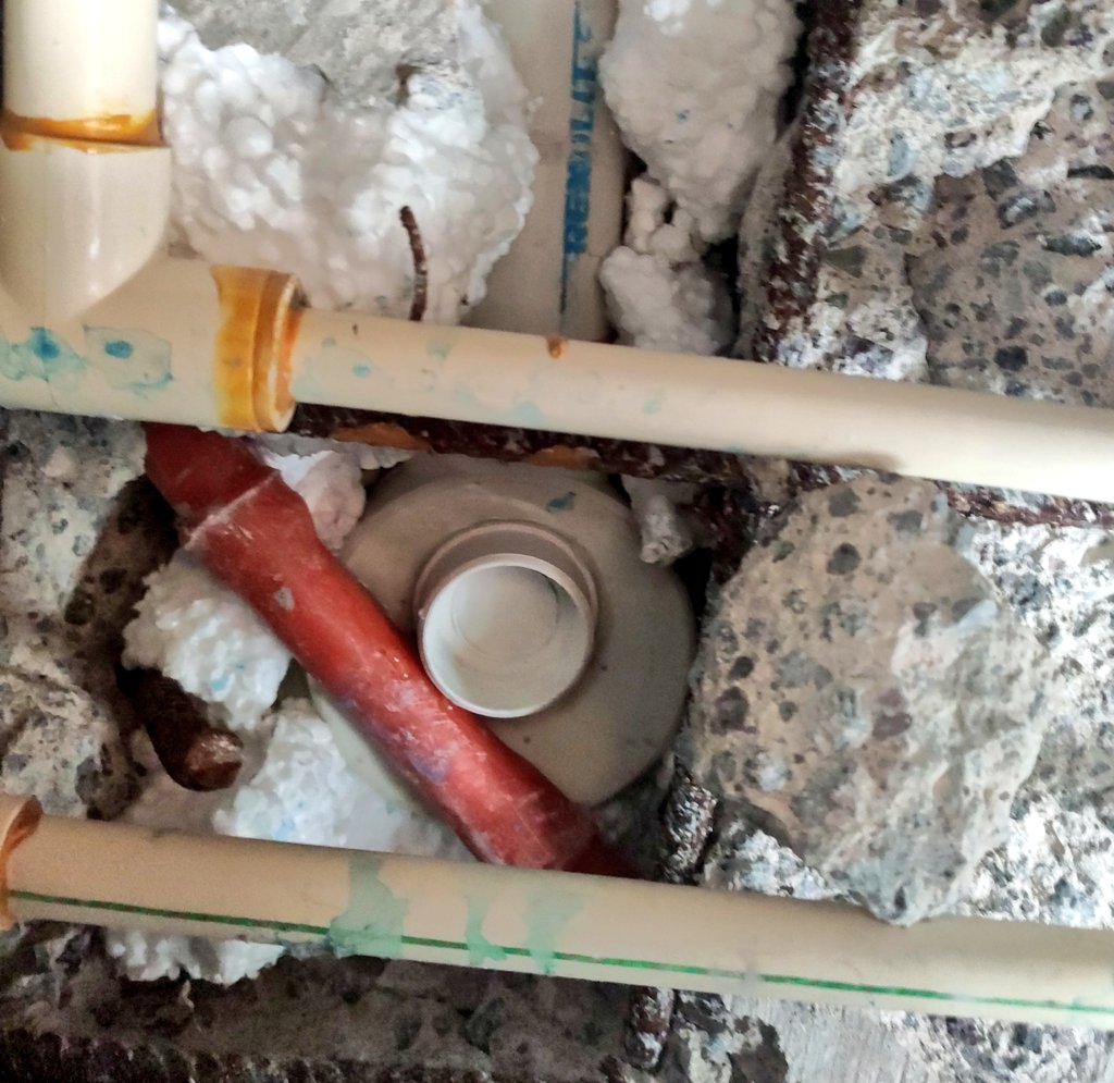 _Jarv_'s tweet photo. Nose si sabían pero en el departamento arriba del mio había fuga y salía en mi departamento dejaron un hueco del tamaño de un palo de escoba 🤣, ya lo repararon y fue cuando aproveche para verlo es normal que le pongan hielo seco a estos depas? 😯

#FelizMartesATodos https://t.co/lQwHs1qZHj