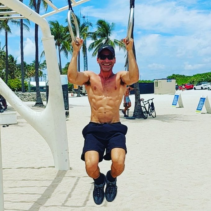 At Miami Beach playing with the rings 😊 #MiamiBeach #malemodel #latino
En Miami Beach jugando con las