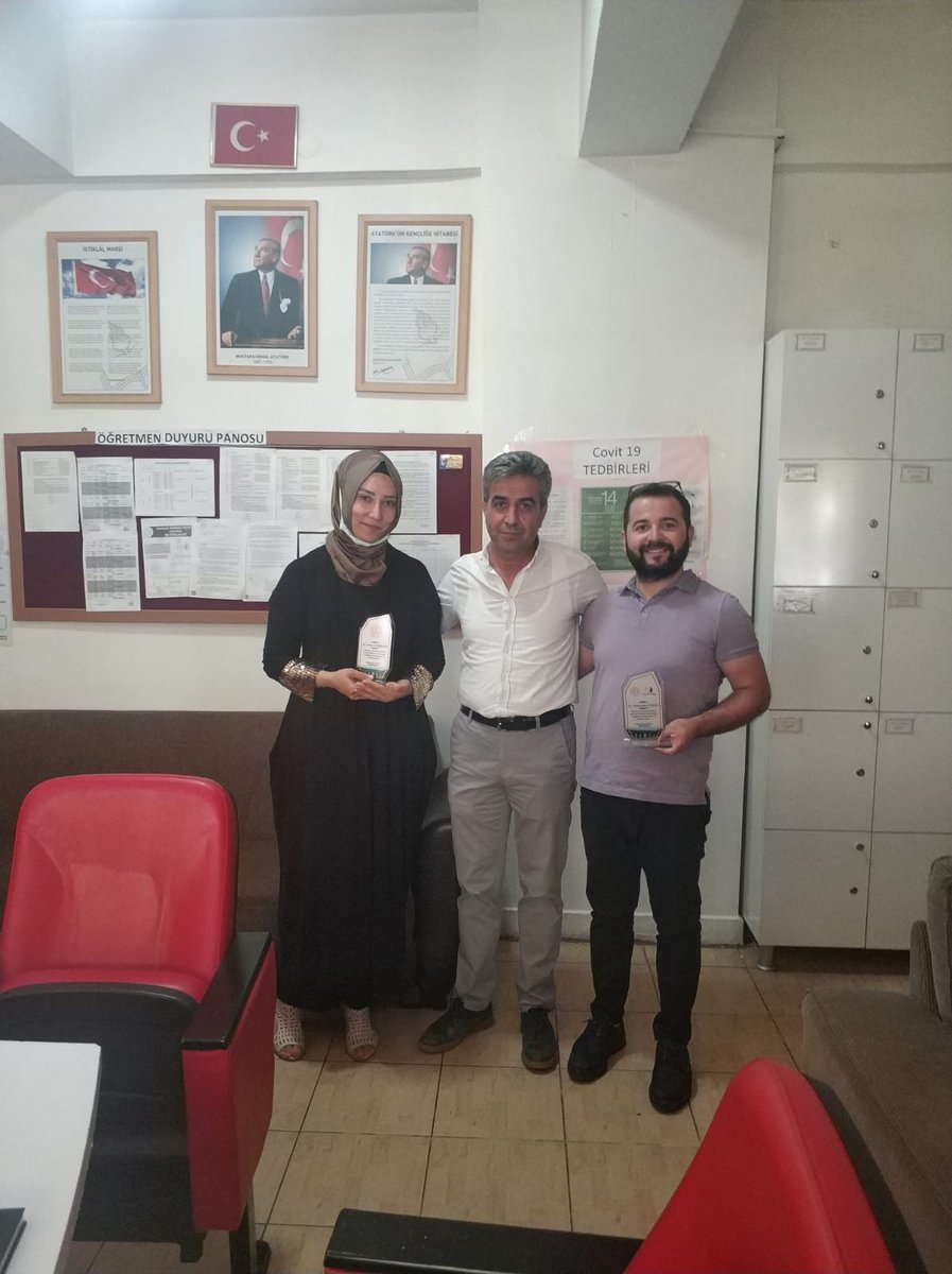 Okul müdürümüz Sn. <a href="/mustafaduran24/">mustafa duran</a> okulumuz Sınıf Öğretmeni <a href="/ftanrikulu27/">fatma tanrikulu</a> na ve Okul Öncesi Öğretmeni <a href="/Muhammerlhan/">muhammer ilhan</a> a yürüttükleri Erasmus+ ve eTwinning proje çalışmalarından ötürü plaket takdim edip, başarılarından dolayı teşekkür etti. <a href="/YenisehirMEM/">Yenişehir İlçe Milli Eğitim Müdürlüğü</a> <a href="/EyupUcak/">Eyüp Uçak</a>