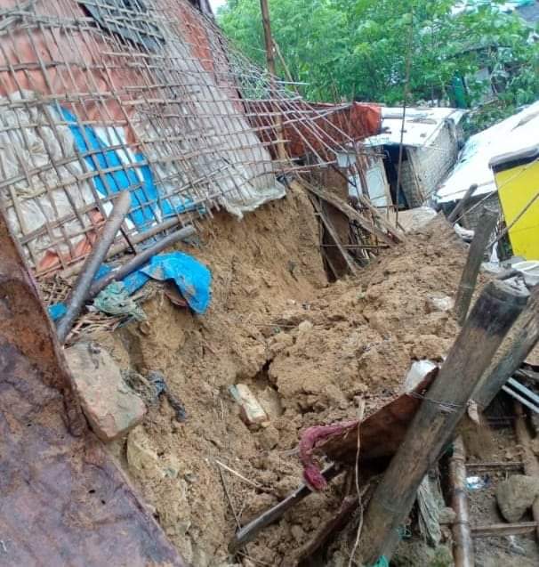 Rohingya_Camp's tweet photo. Shelter need soil retaining wall to prevent the further soil erosion and landslide.
Location: Chakmarkul, Camp-21, Block-A/7
Date: 09/06/2021
The household is facing very difficult to live in this shelter that got affected partially by a #landslide during the rain. #RYAMedia https://t.co/7fIDdXgyyk