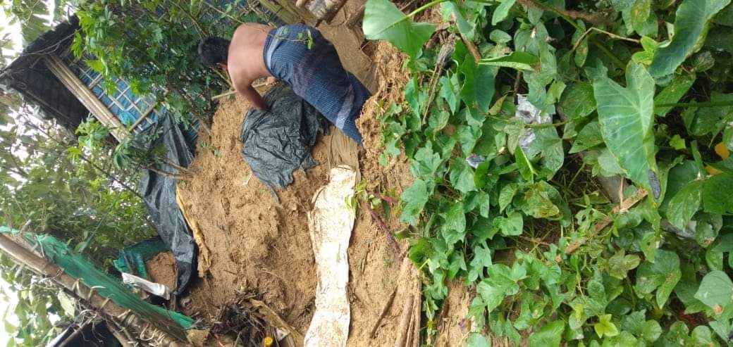 Rohingya_Camp's tweet photo. Shelter need soil retaining wall to prevent the further soil erosion and landslide.
Location: Chakmarkul, Camp-21, Block-A/7
Date: 09/06/2021
The household is facing very difficult to live in this shelter that got affected partially by a #landslide during the rain. #RYAMedia https://t.co/7fIDdXgyyk