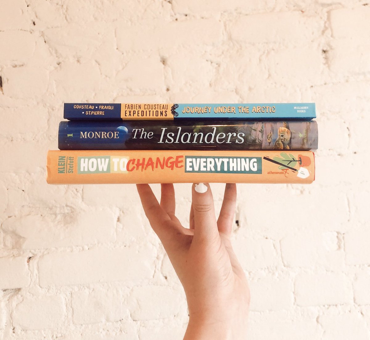 SimonKIDS's tweet photo. Today on #WorldOceansDay we are reading three books that celebrate the beauty of oceans and the importance of saving them! 🌊🌎🐠 

#HowToChangeEverything #TheIslanders #JourneyUnderTheArctic 

@maryalicemonroe @FCousteau @NaomiAKlein https://t.co/XxBPVwXD2z