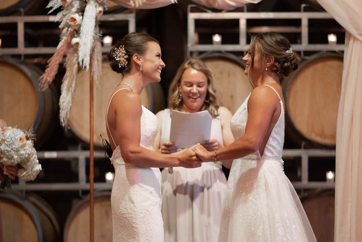 ILWomen's tweet photo. After acting as an officiant in her former Syracuse player’s wedding, @PHLMaggie hopped on a red-eye to watch her high school player hoist the @Tewaaraton trophy. 

cc: 
@Liz_Hogan02 
@charlotteocho8

'An Unforgettable 24 Hours,' story: https://t.co/VJWNiDIxcr https://t.co/HkOuO3ss7z