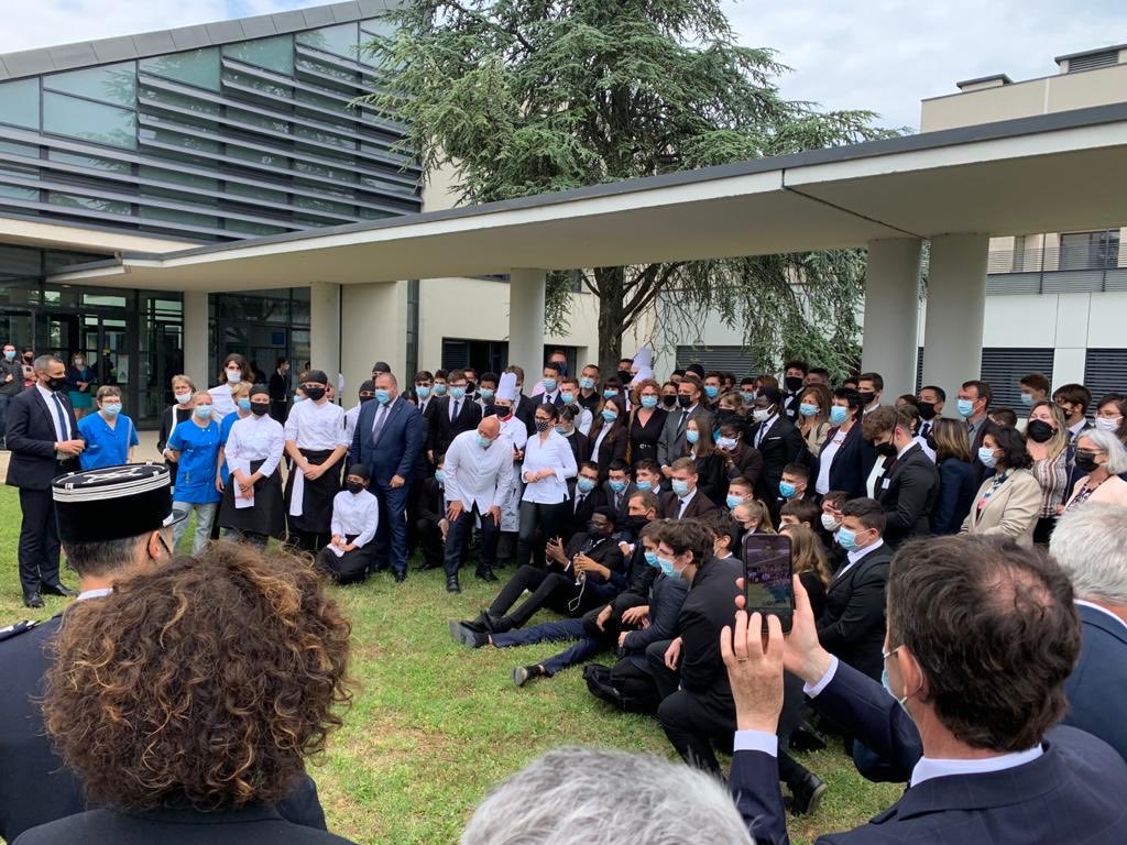 DTPE2607's tweet photo. Au menu ce 08/06 #emploi et #formation dans le secteur #HCR ⁦@EmmanuelMacron⁩ rencontre les professionnels, élus, ⁦@UMIH_France⁩ ⁦@GNI_CHR⁩ lors d une visite au lycée hôtelier de Tain l hermitage ⁦@poleemploi_ara⁩ et Jean Basseres cœur des échanges https://t.co/gYhwRDQW63
