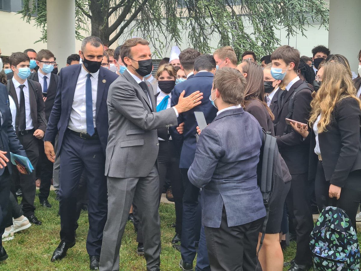 Au menu ce 08/06 #emploi et #formation dans le secteur #HCR ⁦<a href="/EmmanuelMacron/">Emmanuel Macron</a>⁩ rencontre les professionnels, élus, ⁦<a href="/UMIH_France/">UMIH</a>⁩ ⁦@GNI_CHR⁩ lors d une visite au lycée hôtelier de Tain l hermitage ⁦@poleemploi_ara⁩ et Jean Basseres cœur des échanges