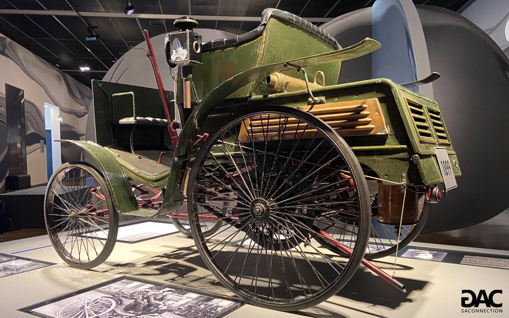 Benz „Velo“ Confortable (1899)

#vw #autostadt #volkswagen #automuseum #benz #motorwagen #benzvelo #confortable #classicbenz #classiccaroftheday #classiccar #oldtimers #cabriolet #carsofinstagram #automobiles #carphotography #automotivephotography - instagram.com/p/CP3pbyQpJBJ/