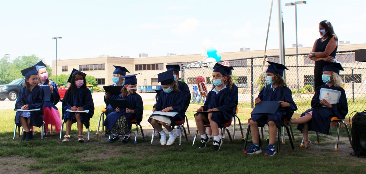 SELAhingham's tweet photo. Congratulations to our Kindergarten and 5th grade graduates! 🎓🎉 We are all so proud of you! ¡Felicidades! 祝贺 

#SELAhingham #hingham #graduation https://t.co/BOp8tOZVrG