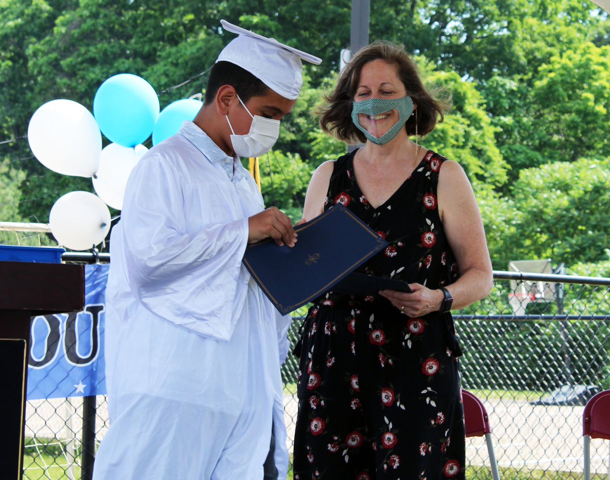 SELAhingham's tweet photo. Congratulations to our Kindergarten and 5th grade graduates! 🎓🎉 We are all so proud of you! ¡Felicidades! 祝贺 

#SELAhingham #hingham #graduation https://t.co/BOp8tOZVrG
