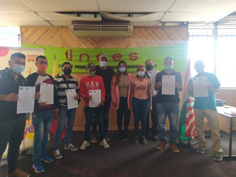 ORT_LARA's tweet photo. El Presidente @NicolásMaduro apoyando a la Juventud productiva del estado Lara junto al @mppjd  y el @minagriculturaVe en el marco de la @agrovenezuelagm cumpliendo con el Vertice N°1 
 #TierraParaLaJuventudProductiva https://t.co/8mB5KijWqt