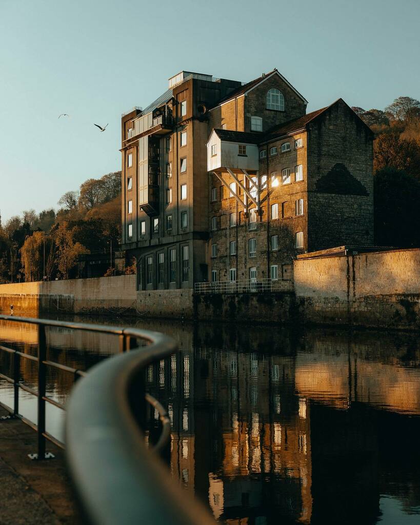 You have to love the calming Bath sunrises. 
If you had to put a song to this photo, what would it be and why? 
• 
• 
• 
• 
• 
#worlds_beautiful_photos #seemycity #meistershots #photosofengland #swisbest #explore_britain #folksouls #visitengland … instagr.am/p/CP3kWKujXnV/