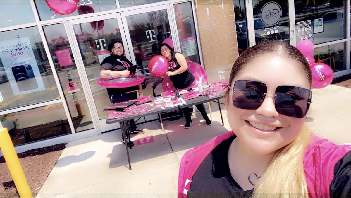 #TMobileTuesdays Villa Park team ready & Excited for this T-Mobile Tuesdayyyyy! #summeriscoming #ThankfulTuesday #Tccwireless @TCCMobile