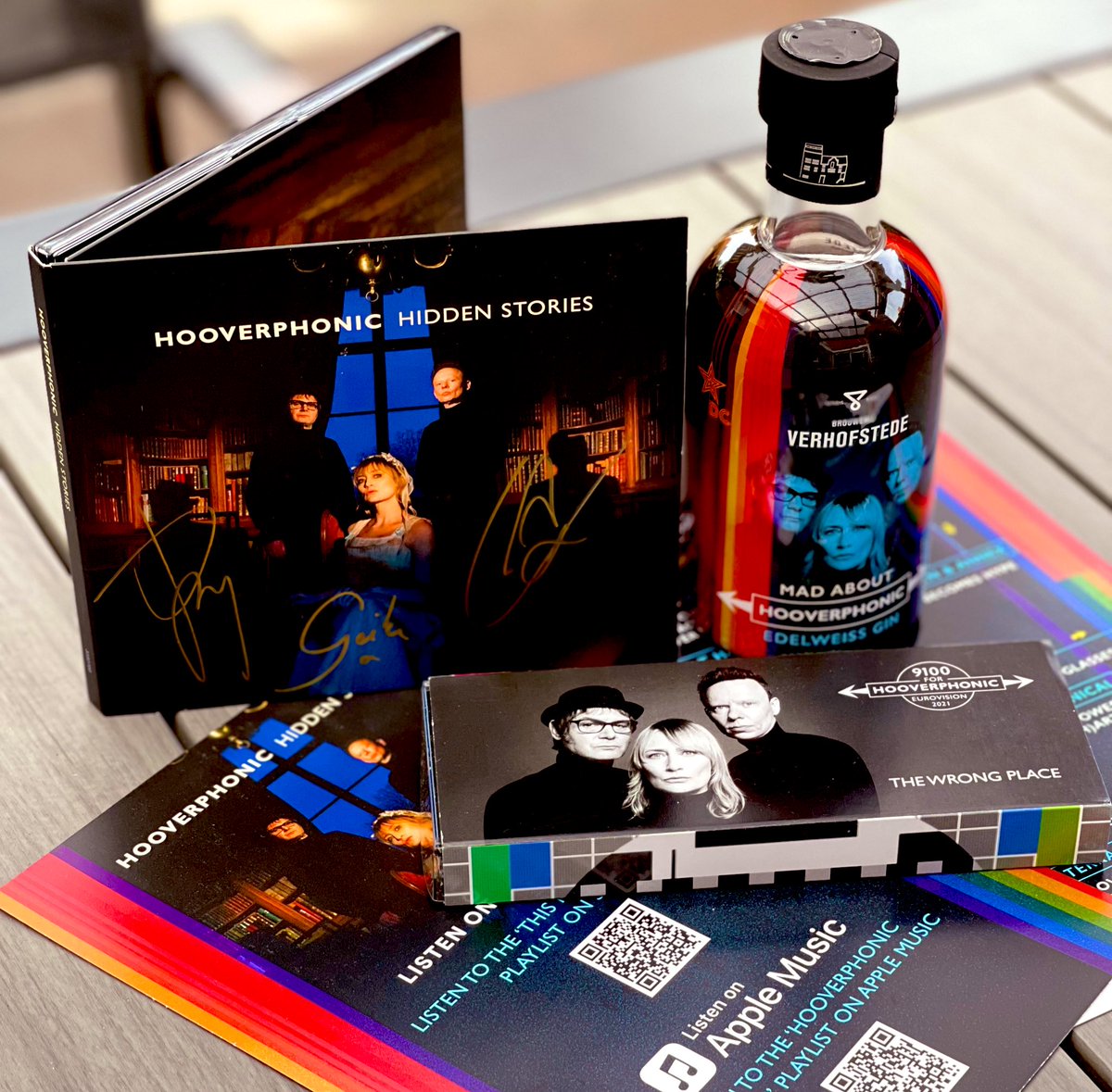 EveScully388's tweet photo. Hooverphonic goodies 😍 #hooverphonic #merchandise #signedcd #gin #chocolates #newalbum #exposition #exhibition #hiddenstories #geikearnaert #alexcallier #raymondgeerts #madabouthooverphonic https://t.co/Jr3bCPa16P