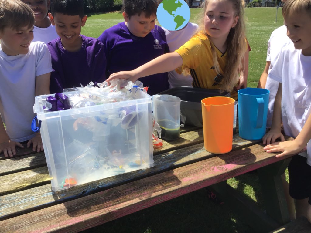MissRDodd's tweet photo. We started off with a beautifully clean ocean and after a lot of pollution, it was not a pretty sight! 😞 A great way to understand plastic pollution! We learnt all about microplastics too. 🌏 #WorldOceansDay #WorldOceansDay2021 @RowParkAcademy https://t.co/ucgq43w4k9