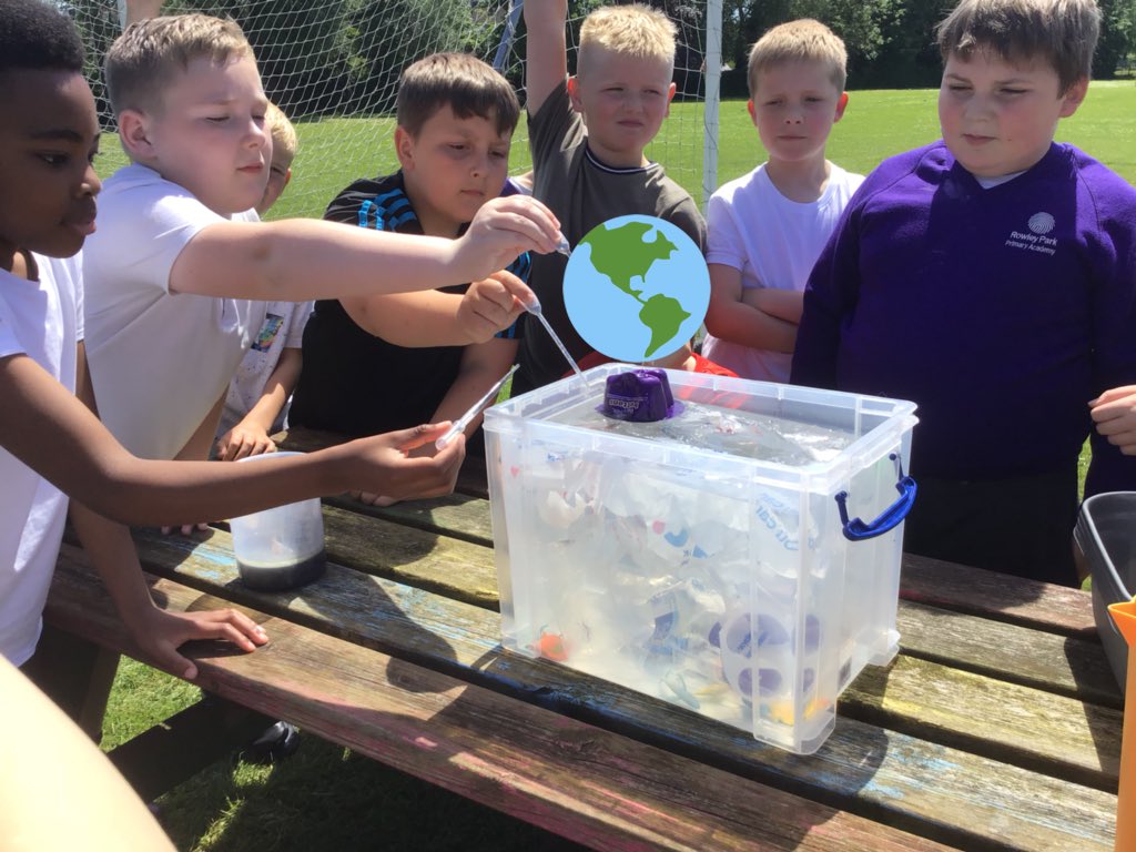 MissRDodd's tweet photo. We started off with a beautifully clean ocean and after a lot of pollution, it was not a pretty sight! 😞 A great way to understand plastic pollution! We learnt all about microplastics too. 🌏 #WorldOceansDay #WorldOceansDay2021 @RowParkAcademy https://t.co/ucgq43w4k9