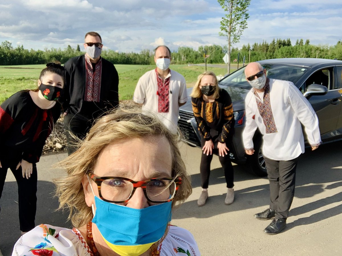 CaterinaTeach's tweet image. I am grateful we were able to celebrate our Ukrainian Bilingual Students &amp;amp; their success last night at the 4/8/12 celebration! A socially distanced drive through, brought many smiles and so much joy! 💙💛#SecondLanguageTeaching #Ukrainian #UKR  @EICSCatholic @StTheresa2