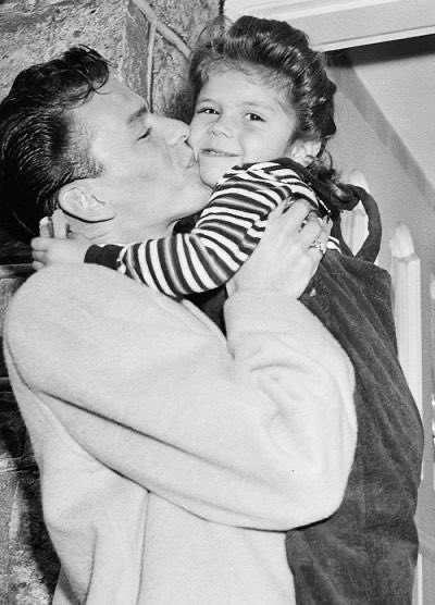 Happy 81st birthday to oomf nancy sinatra! i hope she has a great day 