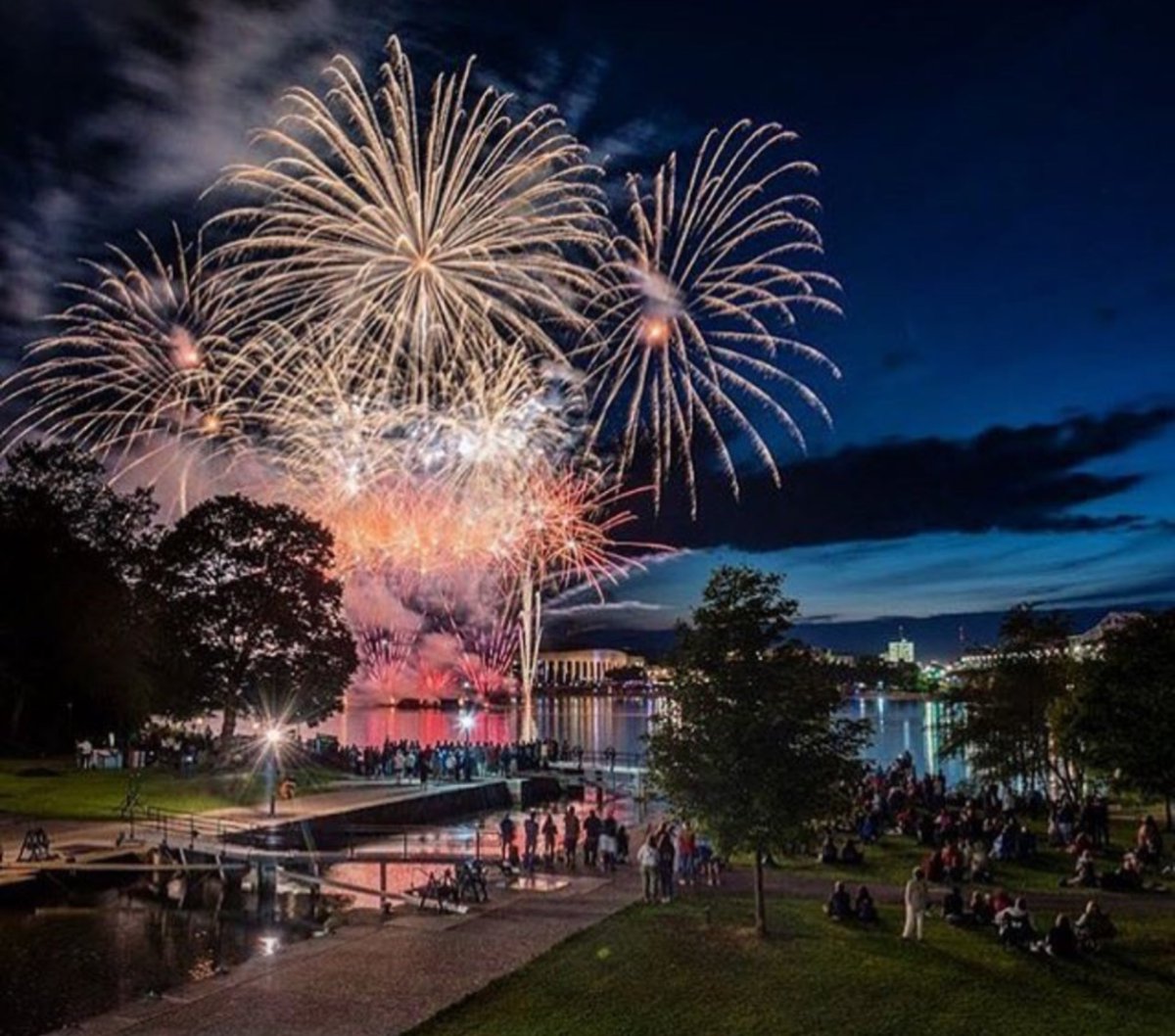 apt613's tweet image. #Ottawa: Big plans for #613Day? Sunday is 6/13... 🗓️🥳

How will you celebrate this made up holiday? 

🍔 With #ottfood and friends? 
🍻 With a toast?
🛍️ Supporting local biz?
🚲 Riding the parkway?
📺 Watching local movies?

Taking notes for the Weekend Roundup on @apt613! 📝