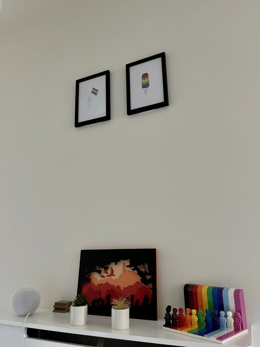 Carl_diff's tweet image. My #everyoneisawesome #lego set is complete and on display! Lovely, straightforward little build.