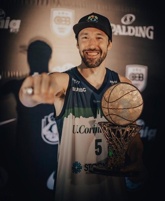 Enzo Cafferata fue campeón del <a href="/basquetebrasil/">Basquete Brasil - CBB</a> (⬆️ <a href="/NBB/">NBB CAIXA</a> )

El base promedió 15,5 puntos; 5,2 asist; 4,3 reb y 1,8 robos en 31 min. 18,5 de eficiencia (2da mejor del torneo)

El capitán de <a href="/u_corinthians/">Basquete U_Corinthians</a>   firmó 22 puntos y 8 asistencias en la final.

Temporada de MVP 🏀