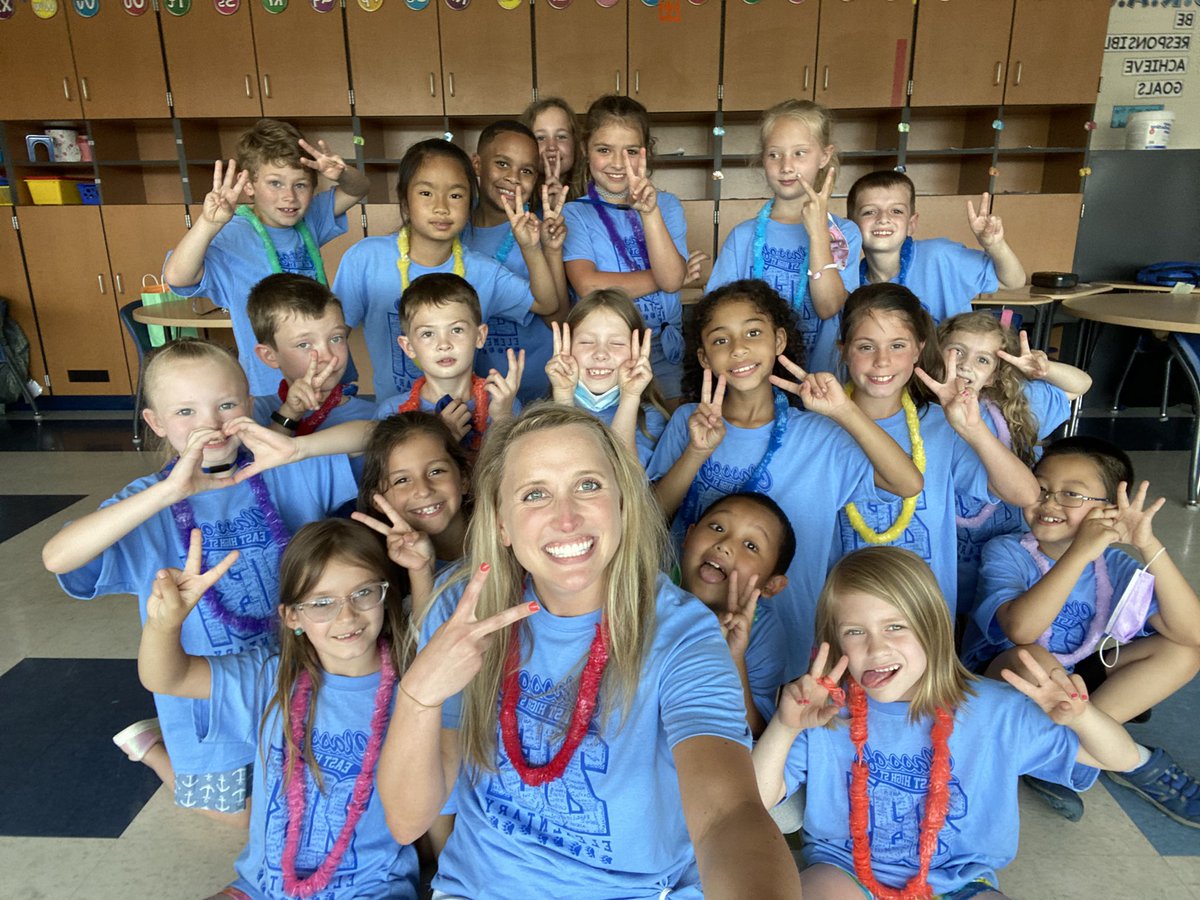 MissETechie's tweet photo. Anddd that’s a wrap to the 20-21 school year! These amazing kiddos were such a blessing to teach! This is one of those classes I will never forget. Love you chicklets forever 🥰🥰 #LastDayofSchool #EHFamily https://t.co/qdyI3E4rmG