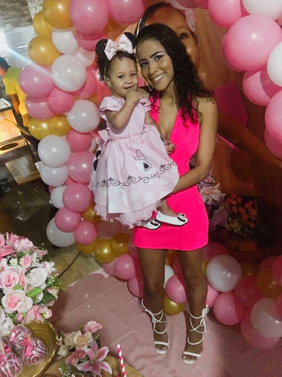 kimberllymoren's tweet photo. Gratidão por esse momento, por comemorar o seu primeiro aninho, te amo filha 😍👸 https://t.co/ABjmGEcijx