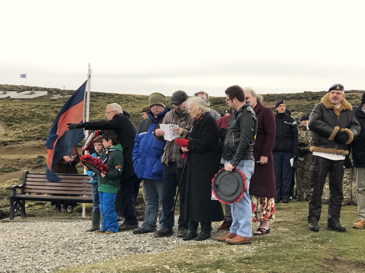 Poignant moments as @CCCFalklands led the services at #Fitzroy today for @WelshGuards, #RFASirGalahad, #RAMC and 5 Infantry Brigade who died in #fw82. More Welsh Guards present than ever before!  RIP.