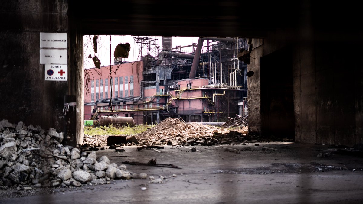 MarieBrug's tweet photo. Het zou het decor kunnen zijn van een dystopische thriller, maar in realiteit is het de industriële erfenis die onlosmakelijk met de stad is verbonden. 

#ODG2021Charleroi @ArteveldeJOU https://t.co/ETQPt55eII