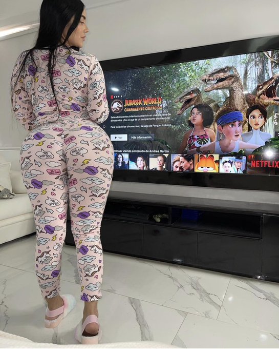 Do we watch Netflix??? https://t.co/WLOMC1QkOO