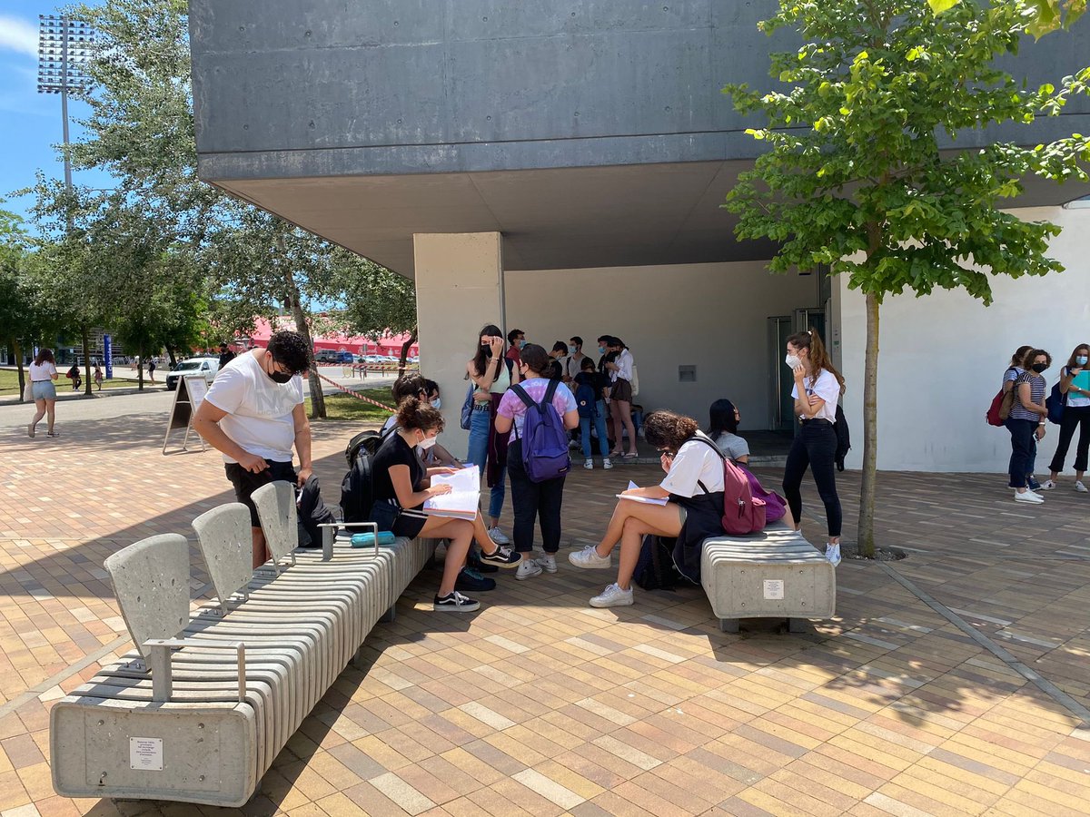 montessoripalau's tweet photo. Aprofitar per repassar entre exàmens, comentar la pregunta que ens ha fet ballar el cap i sortir convençuts que hem sabut veure la diferència entre "#pleonasmo" i "oxímoron". Primer dia de les #provesPAU superat, ànims per demà ❤️ https://t.co/1zg52RhzvM