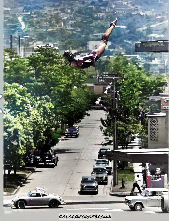 #HistoriaDeCali Clavados en las piscinas Alberto Galindo.
El año no lo tengo presente.
Foto: D.R.A. Color: George Brown