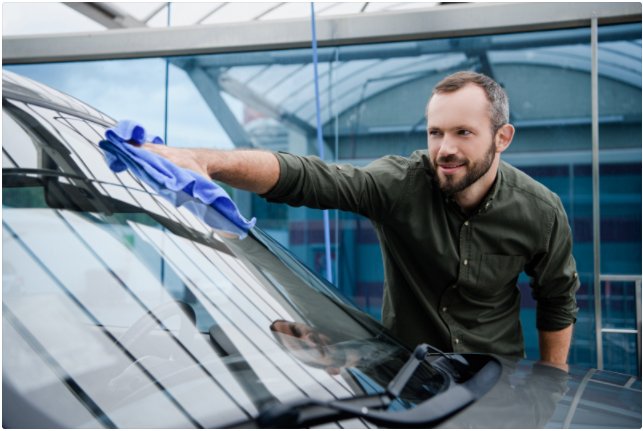 NewAutoGlass's tweet image. Use an actual glass cleaner on your car’s mirrors, windshield, windows and rear glass. Multipurpose cleaners often create suds, and can leave streaks and smudges behind. Also, avoid products that contain ammonia, as it can cause drying and other problems. #TipTuesday