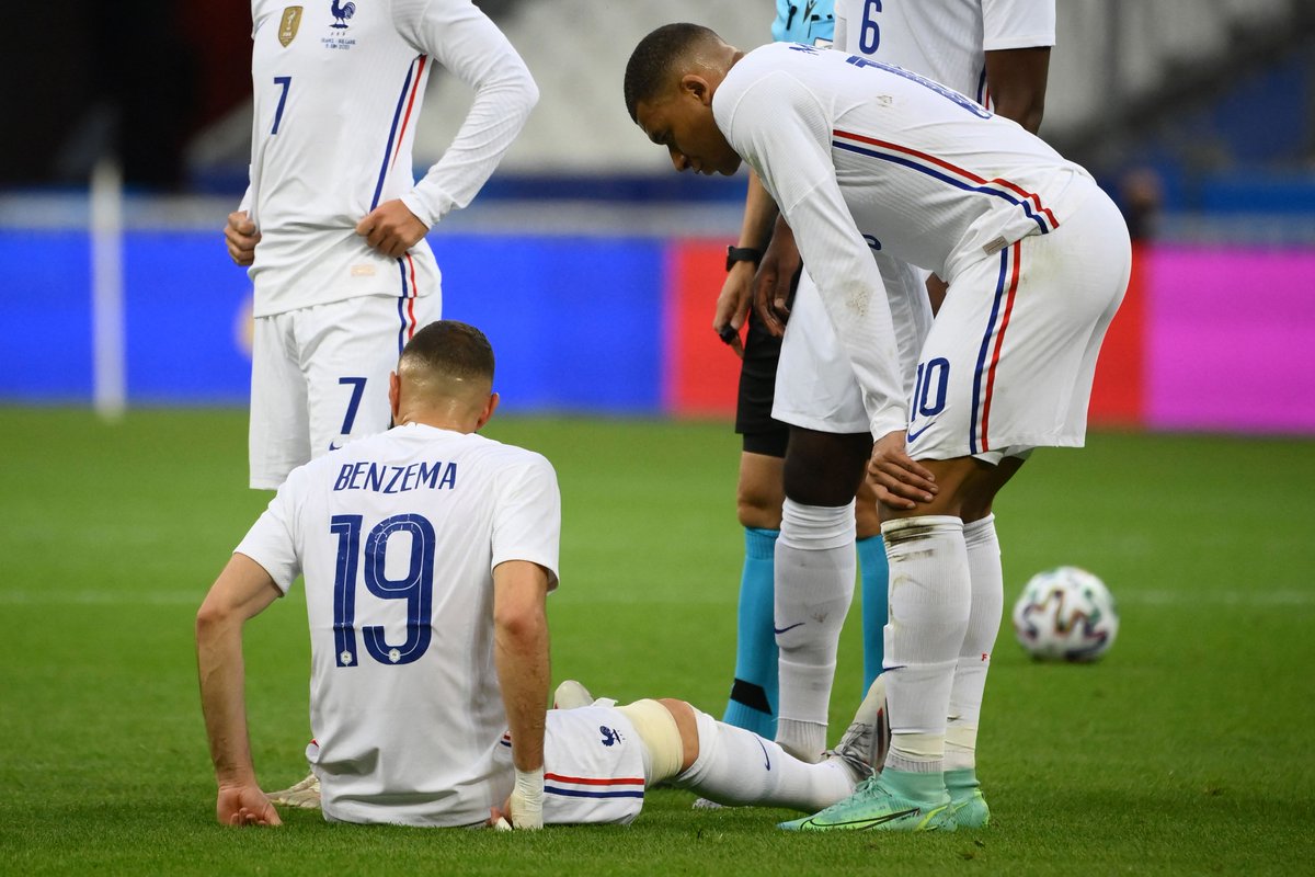 Нападающие французы. Бензема сборная Франции 2021. Бензема в сборной Франции. Бензема сборная Франции 2022.