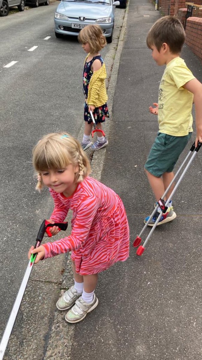 buddugcope's tweet photo. Codi sbwriel! @mynyddbychan @KeepWalesTidy @CompaniesHouse - diolch am yr offer - thank you for the kit! #carumynyddbychan #carucaerdydd #gwanwynglancymru #springcleanwales https://t.co/Bhhnbr414w
